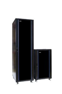 Armario rack 19'' serie InfoCom de Lapara con puerta de cristal y laterales desmontables