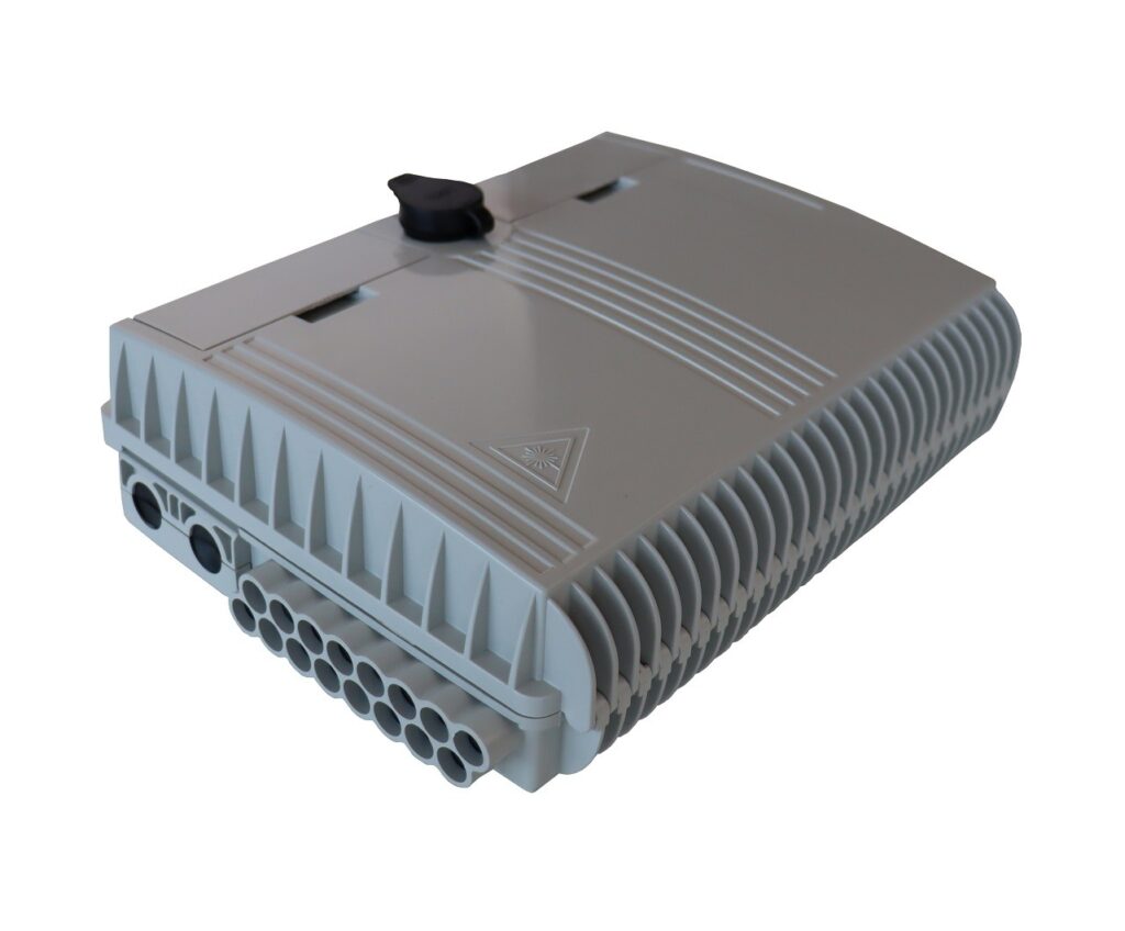Caja exterior de fibra óptica IP-65 16 acometidas con splitter PLC 1X8 SC